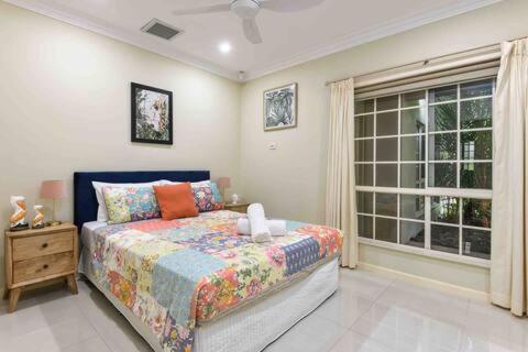 Luxury 5 Bedroom home, Steps to Beach Sol