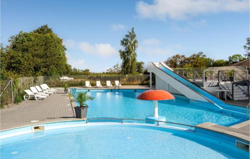 Stunning home in Humble with Outdoor swimming pool, WiFi and 2 Bedrooms