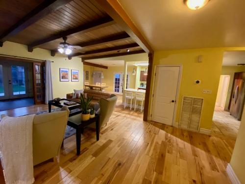 Newer Ranch with Pool and Hot Tub near the Strip and Freemont street. thumb 3