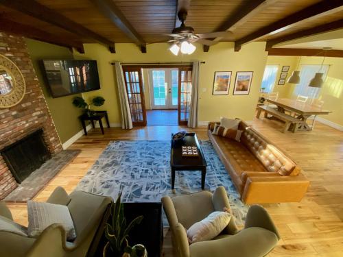 Newer Ranch with Pool and Hot Tub near the Strip and Freemont street. thumb 4