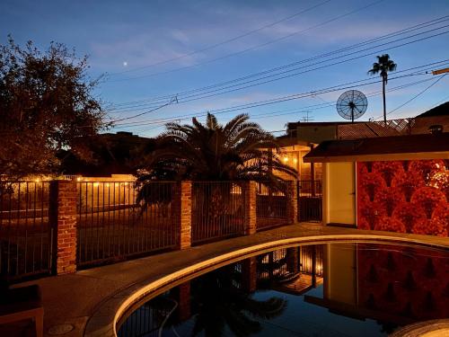 B&B Las Vegas - Newer Ranch with Pool and Hot Tub near the Strip and Freemont street. - Bed and Breakfast Las Vegas