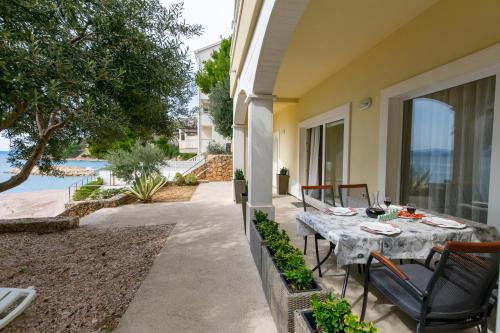 One-Bedroom Apartment with Balcony