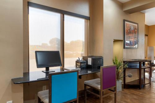 Comfort Suites Locust Grove Atlanta South - image 2