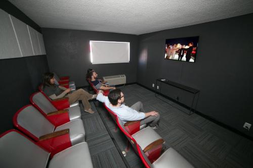 Motel 6 - Las Vegas NV - Downtown Fremont St Experience - image 9