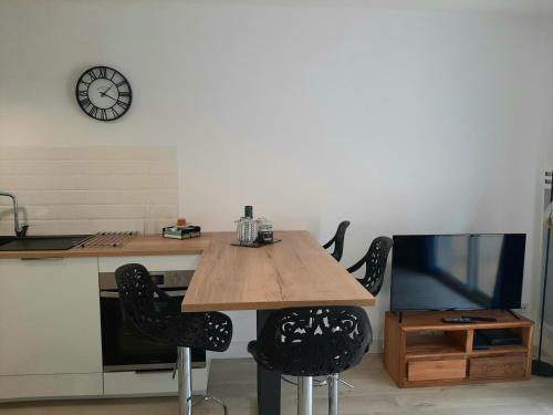 Appartement cosy avec balcon, proche centre et plages, parking inclus - FR-1-239-896 in Rue des Biches