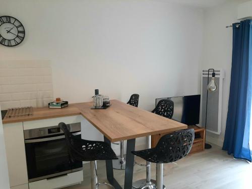 Appartement cosy avec balcon, proche centre et plages, parking inclus - FR-1-239-896 in Rue des Biches