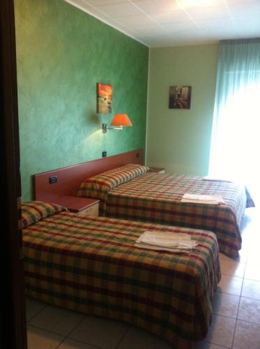 1 queen bed, 1 twin bed