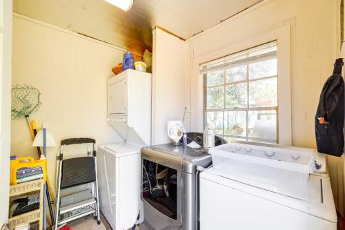 Pet-Friendly Studio - half Mi to Galveston Bay!