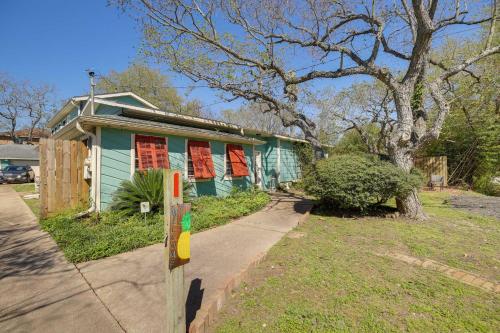 Pet-Friendly Studio - half Mi to Galveston Bay!