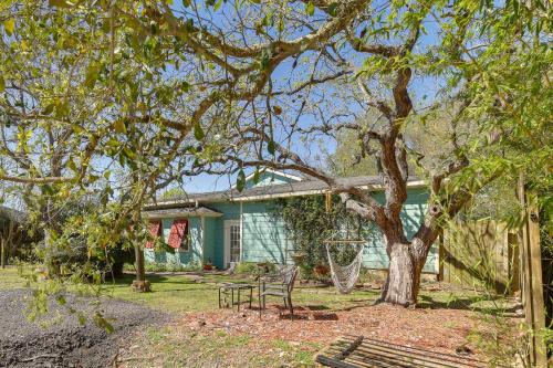 Pet-Friendly Studio - half Mi to Galveston Bay!