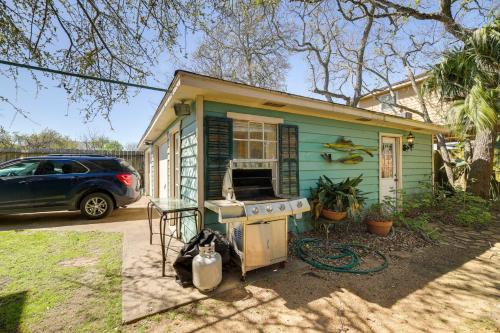 Pet-Friendly Studio - half Mi to Galveston Bay!