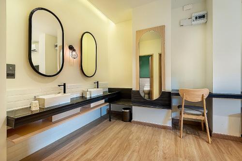 room detail thumbnail 2