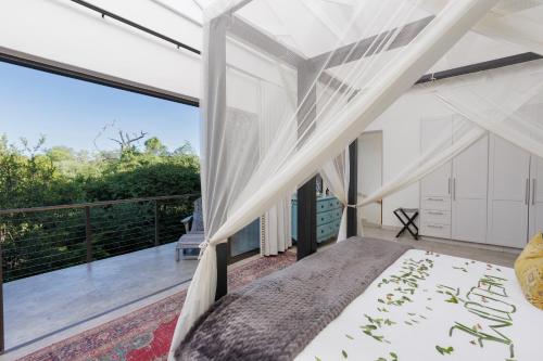 441654646 Safari Moon Luxury Bush Lodge
