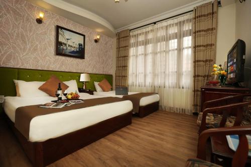 1 king bed, 1 twin bed