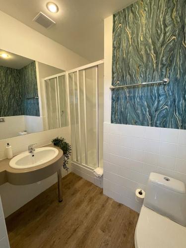 Standard Twin Room image 4