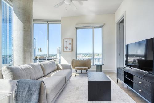 Downtown 2br w gym wd pool nr 6th St bars ATX-7 in Austin, USA
