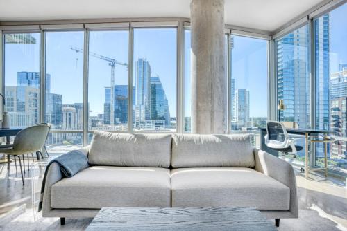 Downtown 2br w gym wd pool nr 6th St bars ATX-7 in Austin, USA