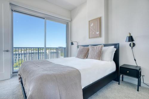 Downtown 2br w gym wd pool nr 6th St bars ATX-7 in Austin, USA