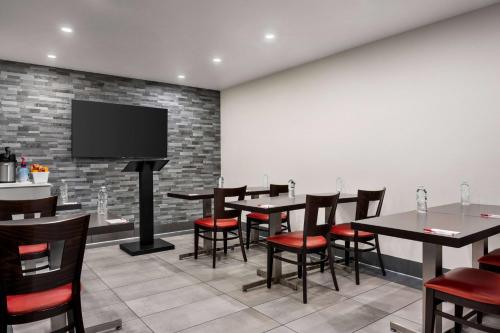 Travelodge by Wyndham Anaheim Convention Center - image 7