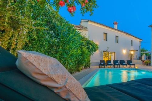 VILLA LATINI - Ideal for a family vacation. Heated pool. Local breakfast optional available