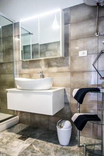 One-Bedroom Apartment image 2