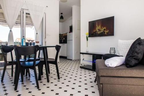 One-Bedroom Apartment image 6