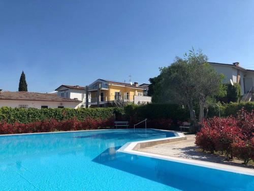 [300m lungolago] ampio giardino e piscina