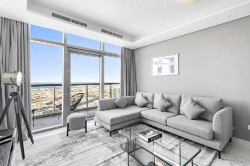 StoneTree - Paramount Tower Hotel&Residences 3 BR - Sea View and Infinity Pool, Dubaj