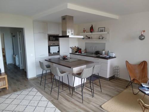 Superbe appartement piscine, tennis, vue mer et décoré avec goût Superbe appartement piscine, tennis, vue mer et décoré avec goût