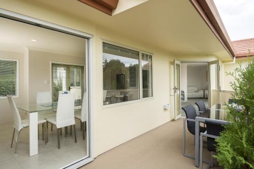 شرفة/ تراس, Seascape Villa B&B in Matua