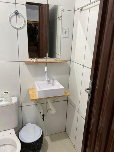 ห้องน้ำ, Pousada Sitio do Terrão a 500 metros da BR 040 e a 10 minutos da Prainha (Pousada Sitio do Terrao a 500 metros da BR 040 e a 10 minutos da Prainha) in เตรส มาริอัส