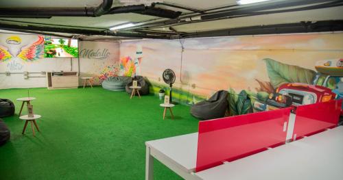 Shared lounge/TV area, Medellin Vibes Hostel in Medellín