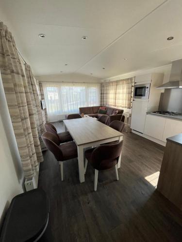 Удобства, Chalet (A16) op gezellige familiecamping bij zee in Камперланд