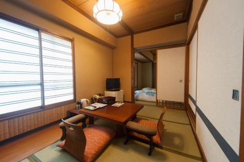 room detail thumbnail 1