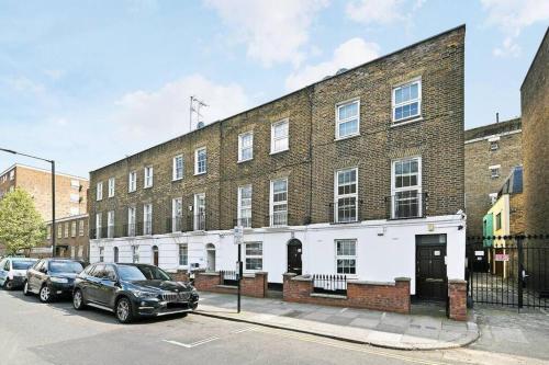 Lovely 2-Bed Flat in London, London (photo 11)