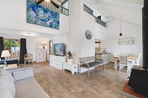 Oceanview Manor by Peppy Beach Retreats - Two Houses in One with Panoramic Views, Capel (foto 4)
