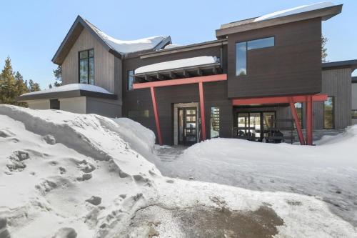 Modern Alpine Escape in Baldy Mountain