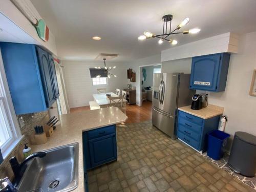 Stunning and Spacious 3br/2.5 ba only a block to the Bay Beaches in Wildwood Highlands Beach, USA