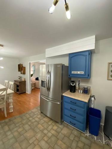 Stunning and Spacious 3br/2.5 ba only a block to the Bay Beaches in Wildwood Highlands Beach, USA