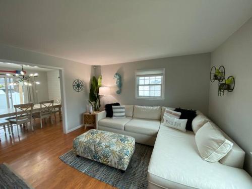 Stunning and Spacious 3br/2.5 ba only a block to the Bay Beaches in Wildwood Highlands Beach, USA