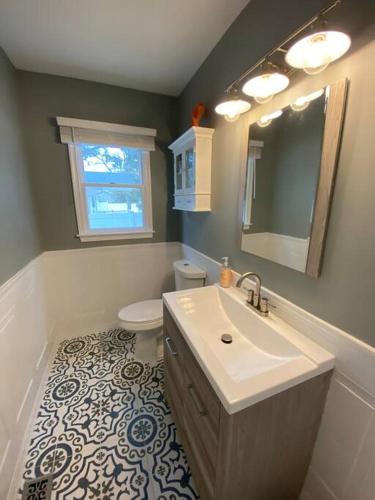 Stunning and Spacious 3br/2.5 ba only a block to the Bay Beaches in Wildwood Highlands Beach, USA
