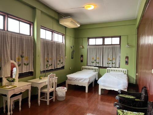 2 twin beds