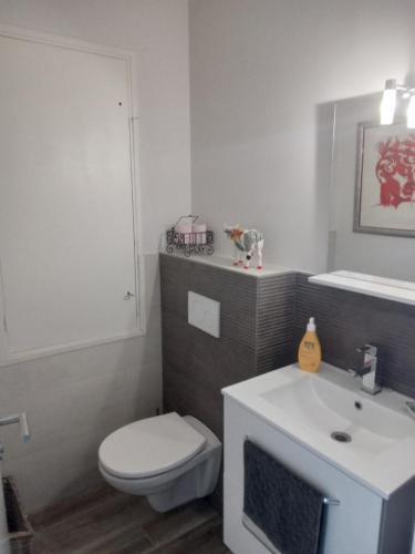 Superbe appartement piscine, tennis, vue mer et décoré avec goût Superbe appartement piscine, tennis, vue mer et décoré avec goût