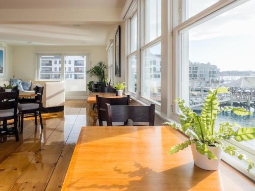 餐飲選擇, 港灣酒店 (Harborside Inn) in 新港周邊