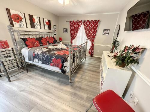 Mickey Funhouse, Pool, Fenced , Pets, Games