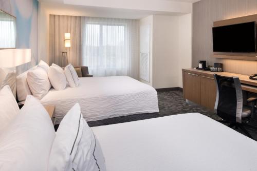 Queen Suite with Sofa Bed and Adapted Tub - Mobility Accessible