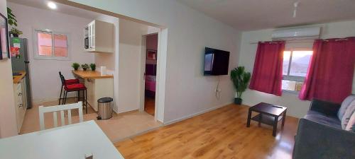 Eilat Octopus Apartment - אילת אוקטופוס -שני חדרים וסלון, בריכה בקיץ