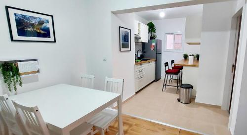 Eilat Octopus Apartment - אילת אוקטופוס -שני חדרים וסלון, בריכה בקיץ