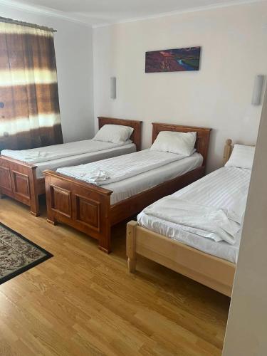 3 twin beds