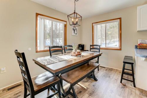 Roscommon Retreat with Deck about 1 Mile to Higgins Lake in Roscommon, USA